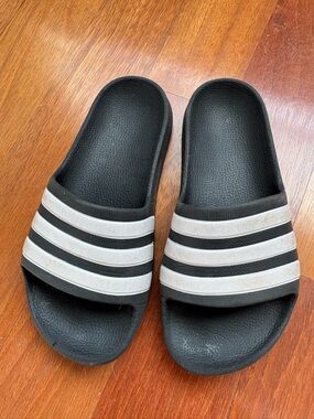 Kids Adidas Black Slide Sandals with White Stripe Detail size 1